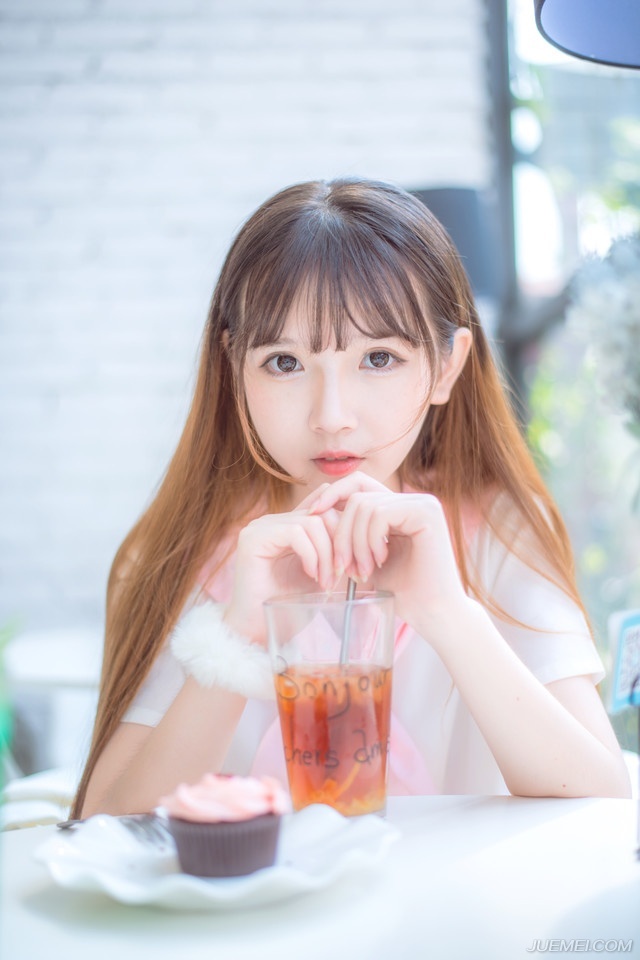“少主，荆州军已经攻入蜀中，我等恐怕不日便要离开成都，只是成都新定，就请少主坐镇成都吧。”庞统向吕征一拱手道，倒不是敷衍，这种大型战役吕征可没参加过，而且万一有什么闪失，谁都不好交代。
